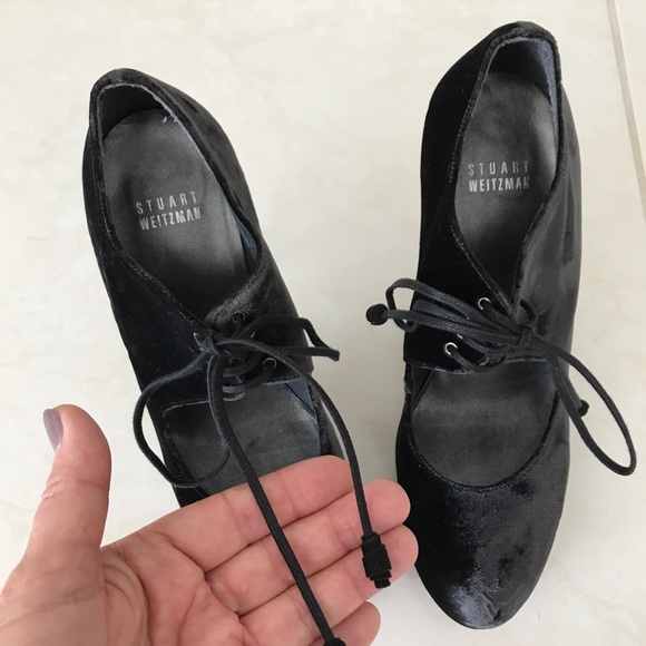 Gorgeous Black velvet Stuart Weitzman heels. - Picture 7 of 7